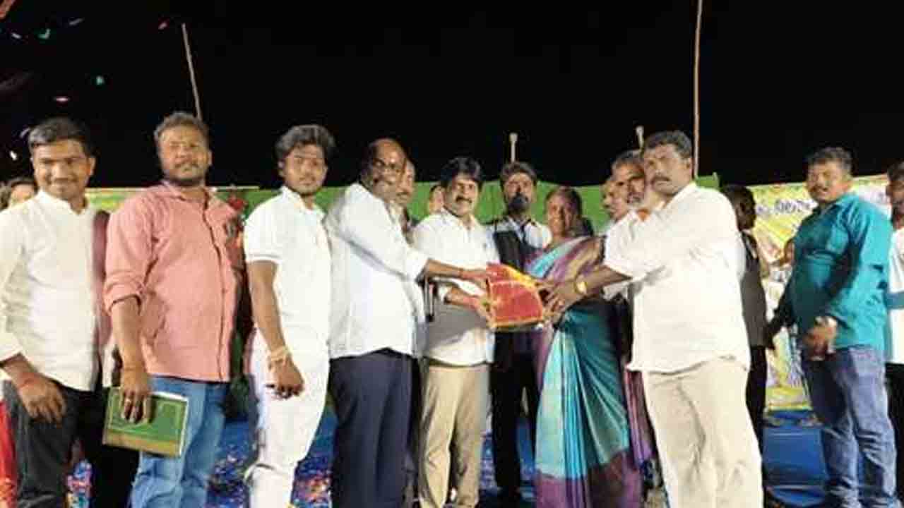 MLA Vijayudu | విజేతలకు ఎమ్మెల్యే విజయుడు బహుమతులు అందజేత