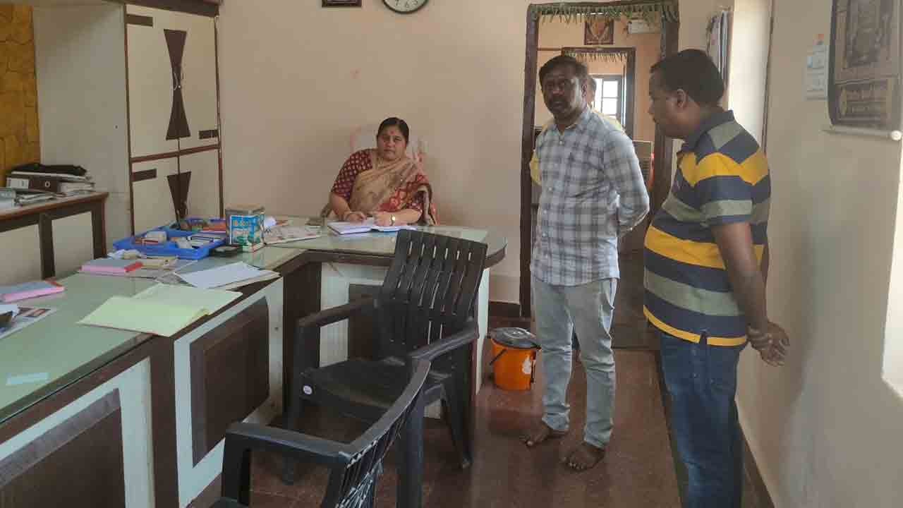 MRO Rajinikumari | నిల్వ ఉన్న రైస్‌మిల్లులపై చర్యలు.. రికార్డుల తనిఖీలో తహసీల్దార్‌ రజినీకుమారి