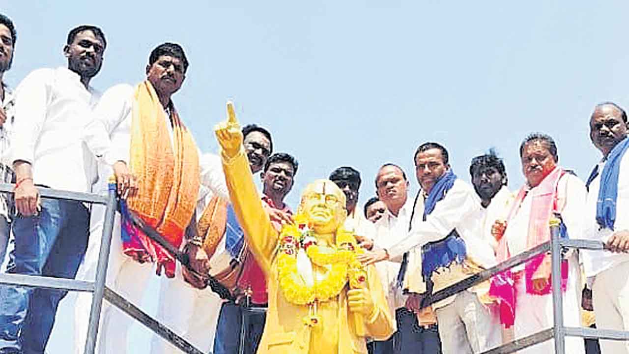 అంబేద్కర్‌ ఆశయాలకు తూట్లు.. వంగపల్లి శ్రీనివాస్‌
