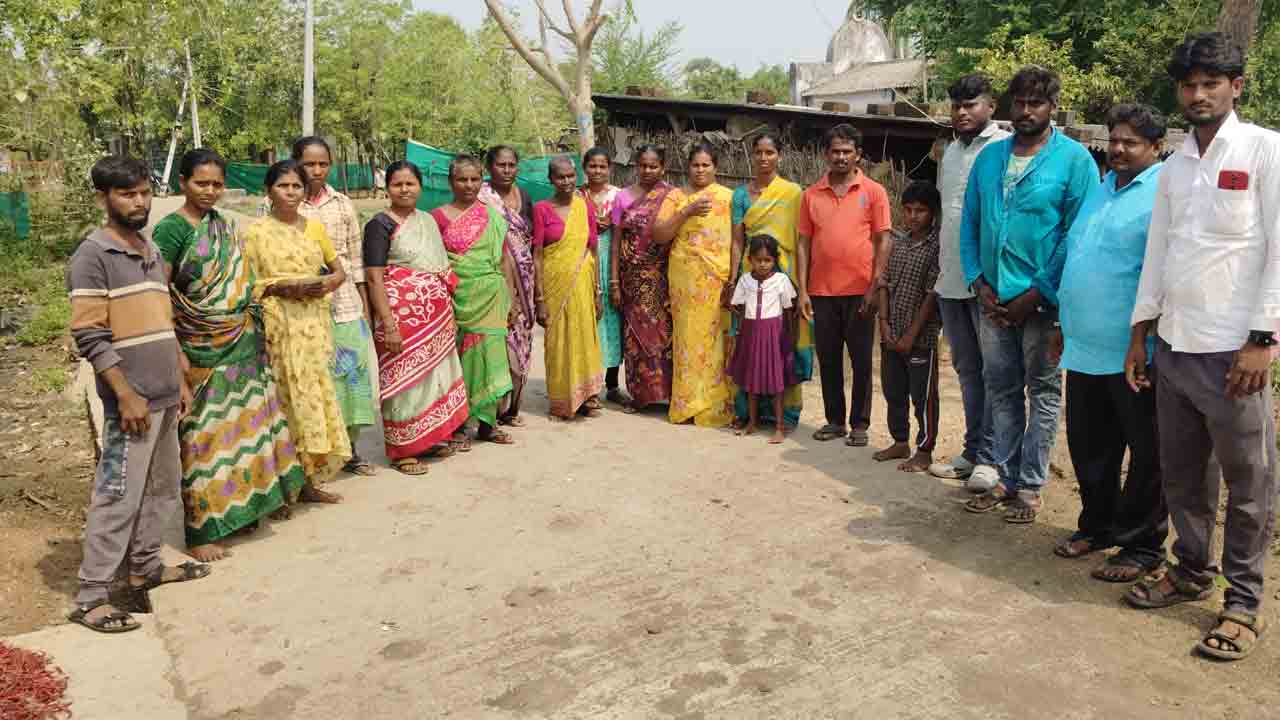 అధికార పార్టీ నాయకులకే ఇళ్లా?