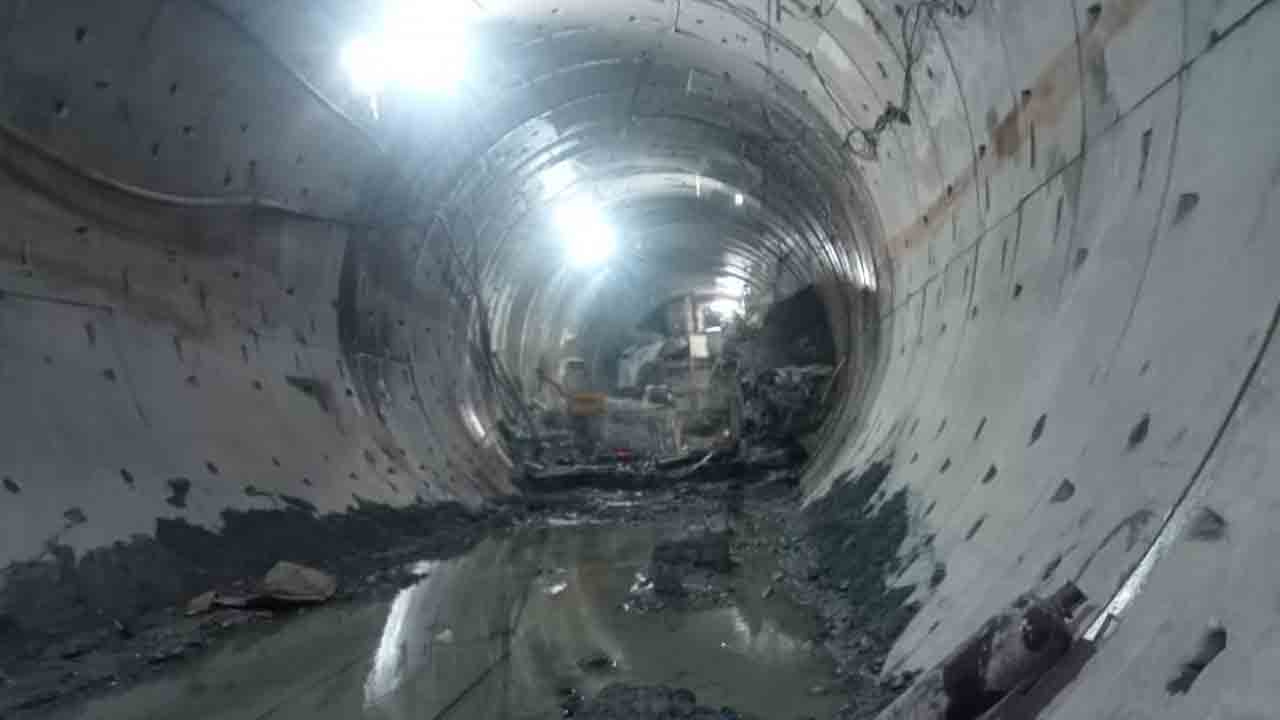 ఆగుతూ.. సాగుతూ..