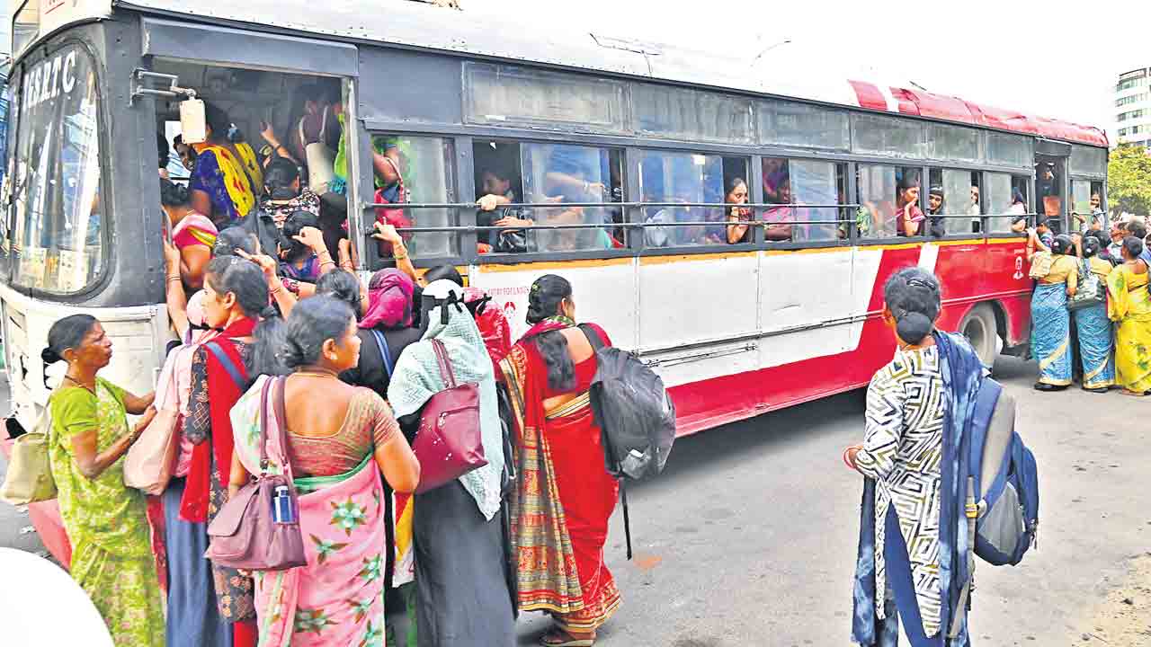 TGSRTC | బస్సులు సరిపోతలేవు.. ప్రణాళిక లేకుండా మహాలక్ష్మి పథకం అమలుతో ప్రయాణికులకు తప్పని అవస్థలు
