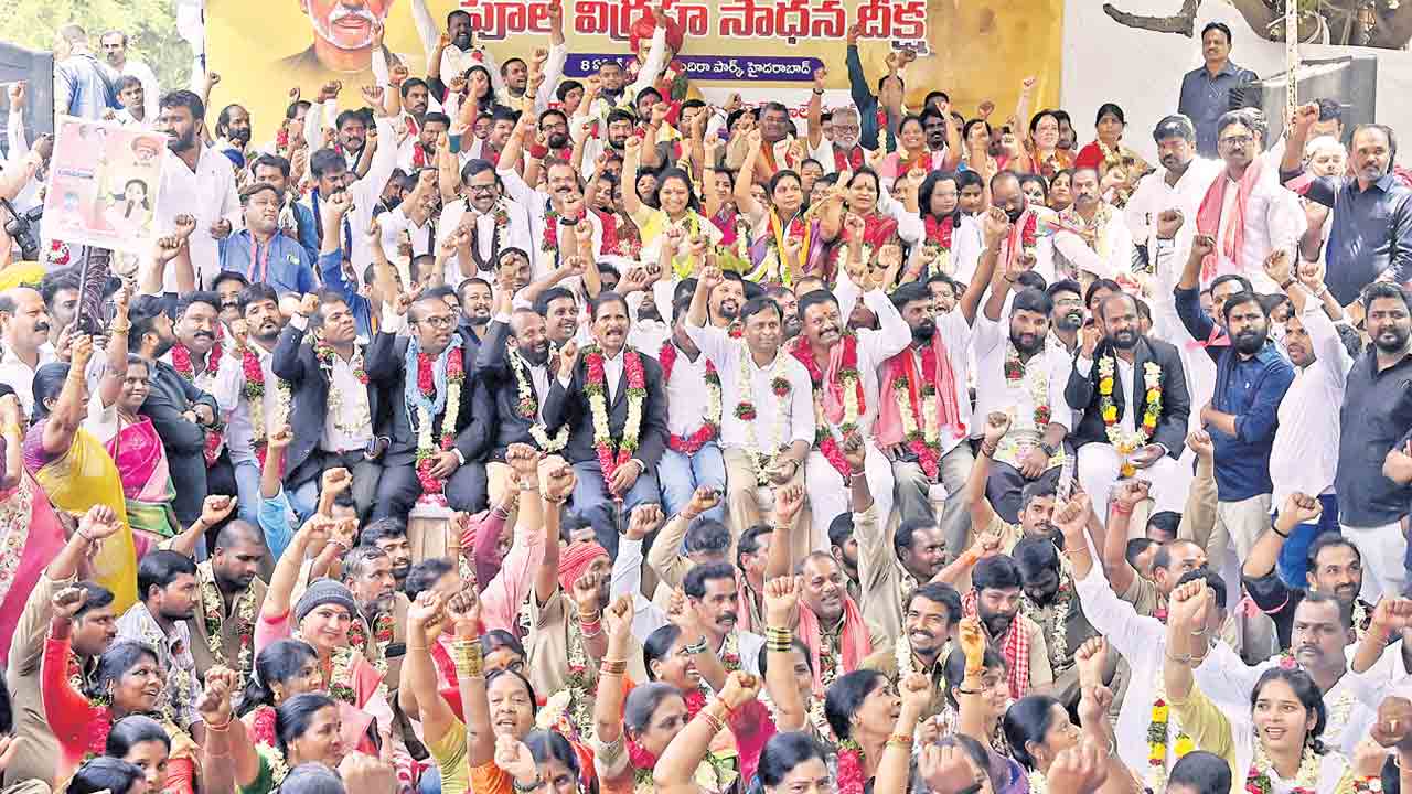 అసెంబ్లీలో ఫూలే విగ్రహం పెట్టాల్సిందే..