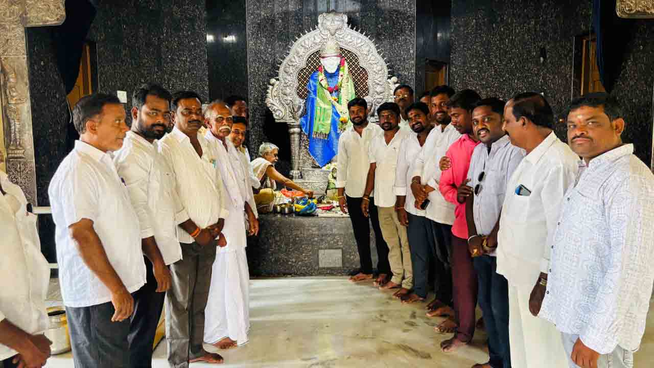 ఎమ్మెల్యే వాకిటి 25వ పెళ్లిరోజు.. సాయిబాబా మందిరంలో ప్రత్యేక పూజలు