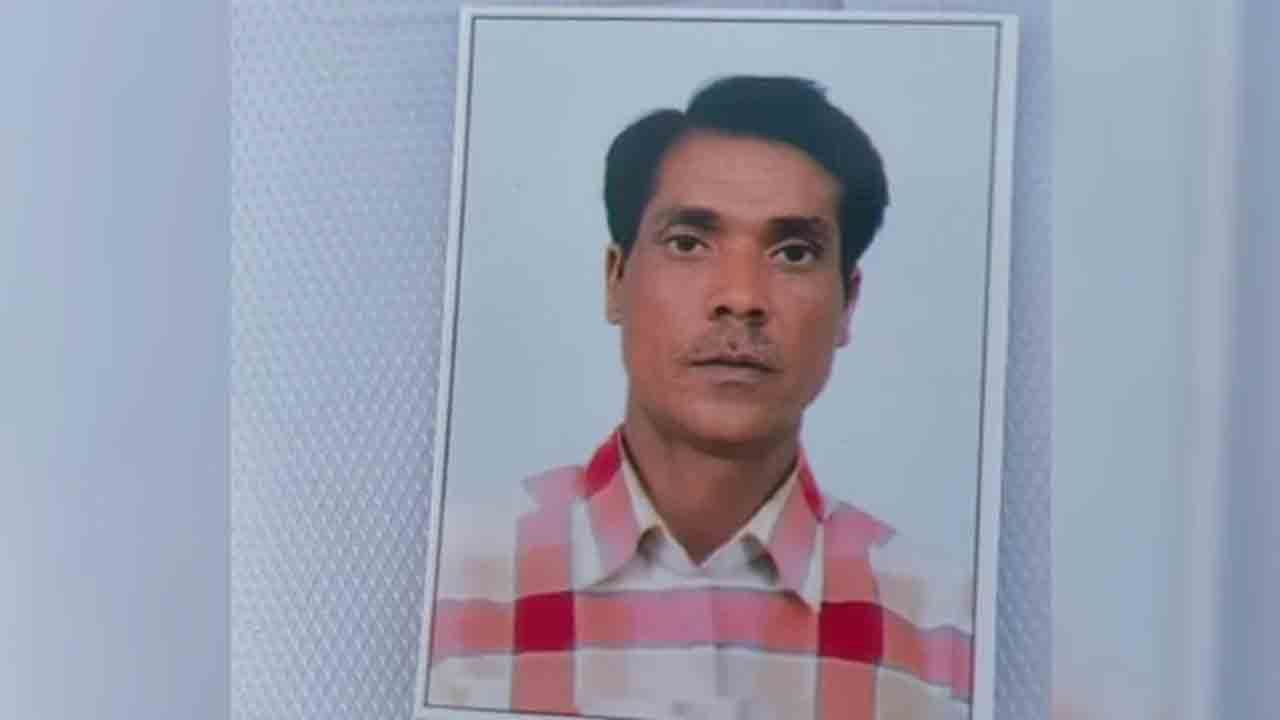 Man Beaten To Death By Railway Cops | కదులుతున్న రైలులో.. వ్యక్తిని కొట్టి చంపిన   రైల్వే పోలీసులు