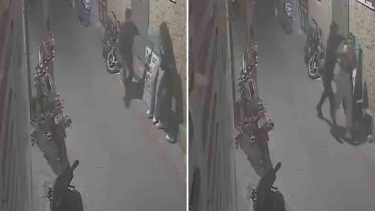 Watch: మహిళ వెంటపడి అసభ్యకరంగా ప్రవర్తించిన వ్యక్తి.. వీడియో వైరల్‌