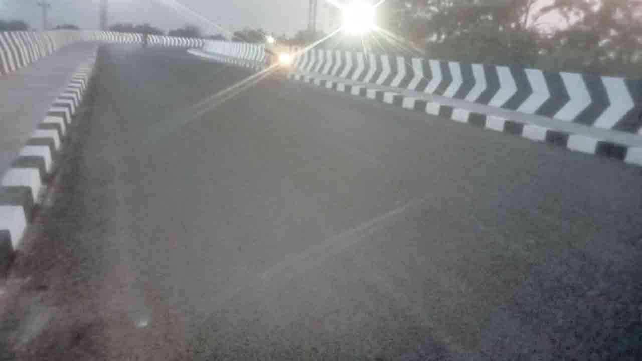 బ్రిడ్జి కట్టింది బీఆర్‌ఎస్‌ బిల్డప్‌ ఇచ్చేది కాంగ్రెస్‌