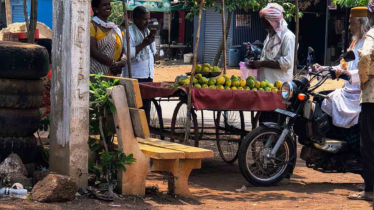 Mangoes | నిగనిగలాడుతున్నాయని కొంటున్నారా ఏంటీ..? మామిడి పండ్లు కొనేముందు జర జాగ్రత్త
