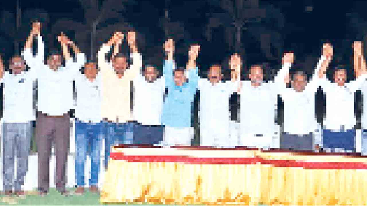 ఉద్యోగుల సమస్యలపై సీఎం చొరవ చూపట్లేదు