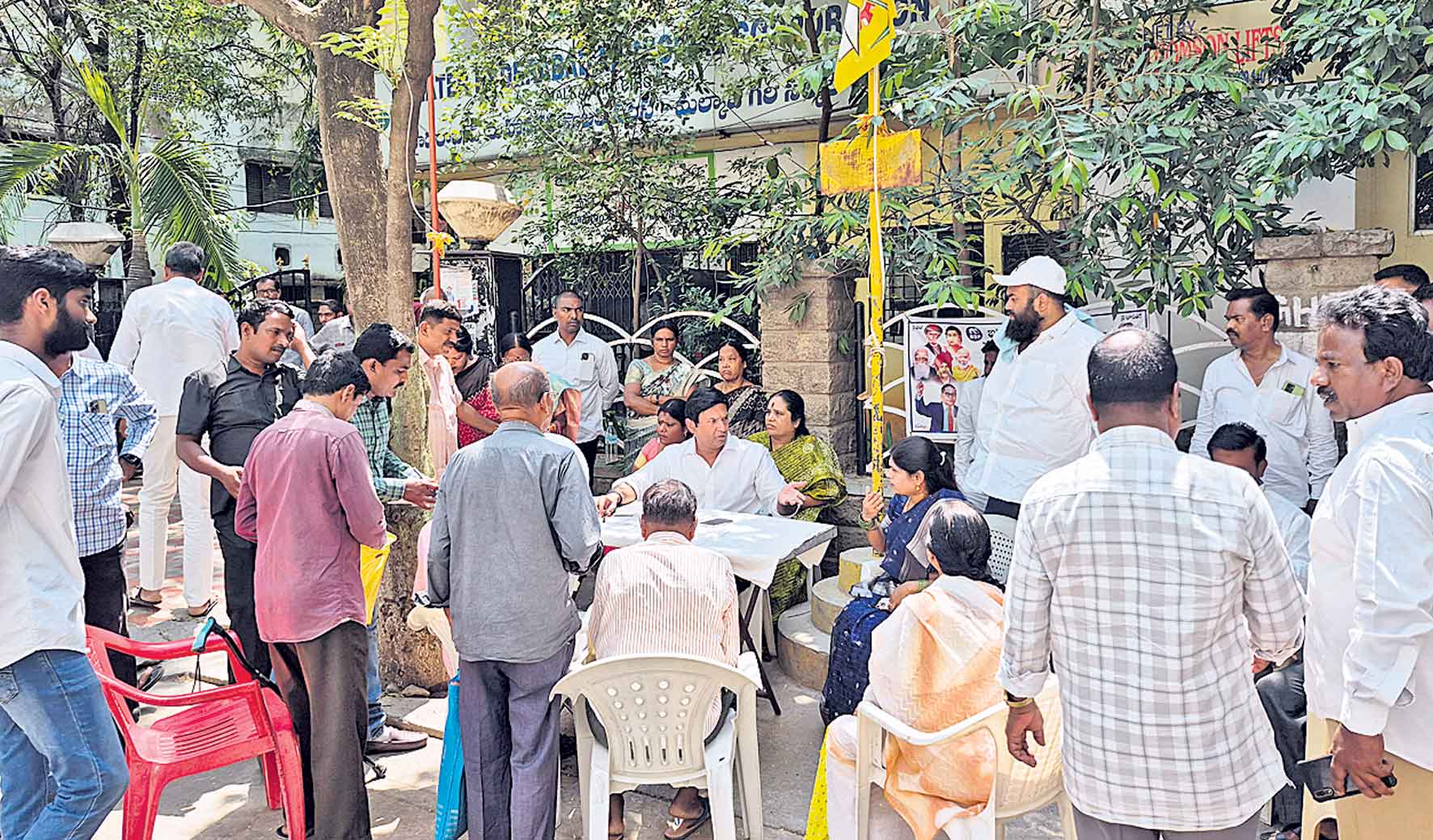 చెట్టు కింద కూర్చొని ఎమ్మెల్యే నిరసన