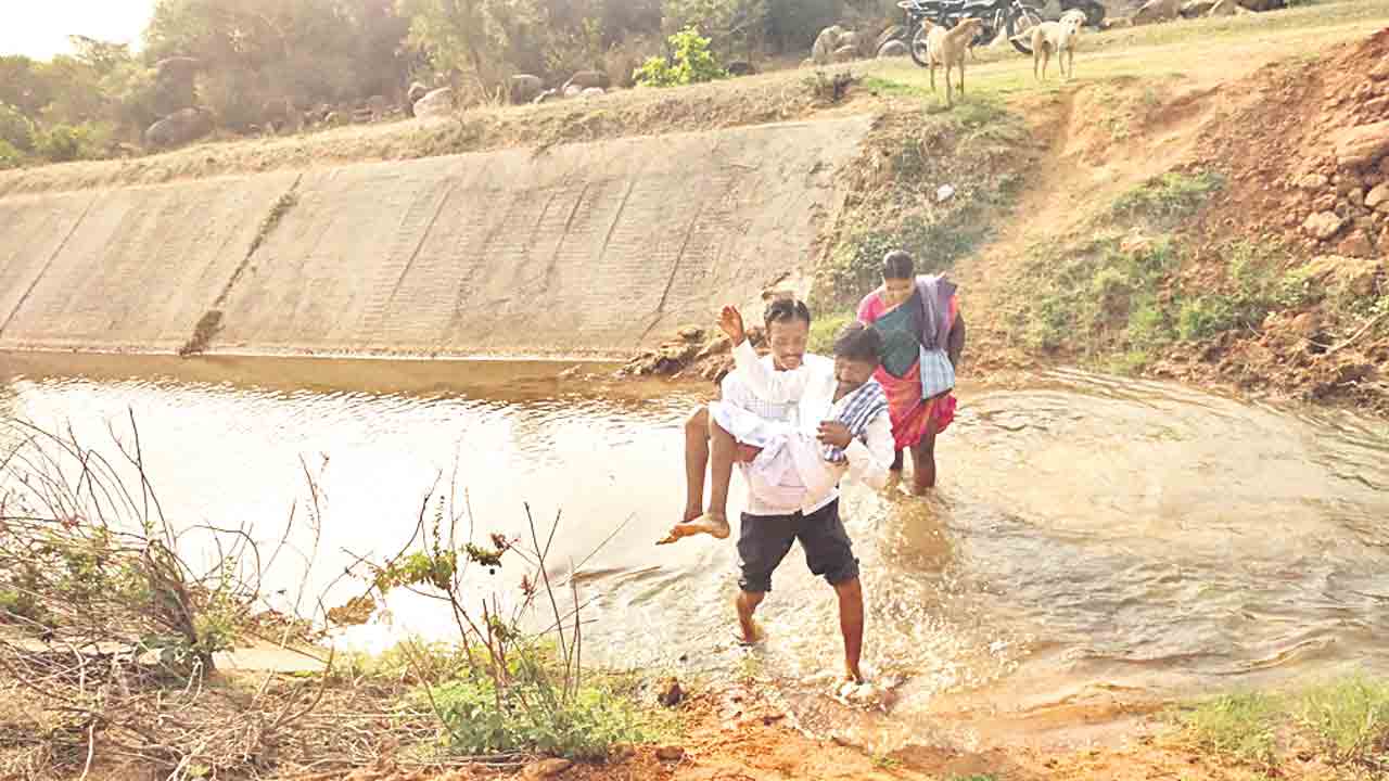 కాలువలు తవ్వారు.. వంతెన మరిచారు