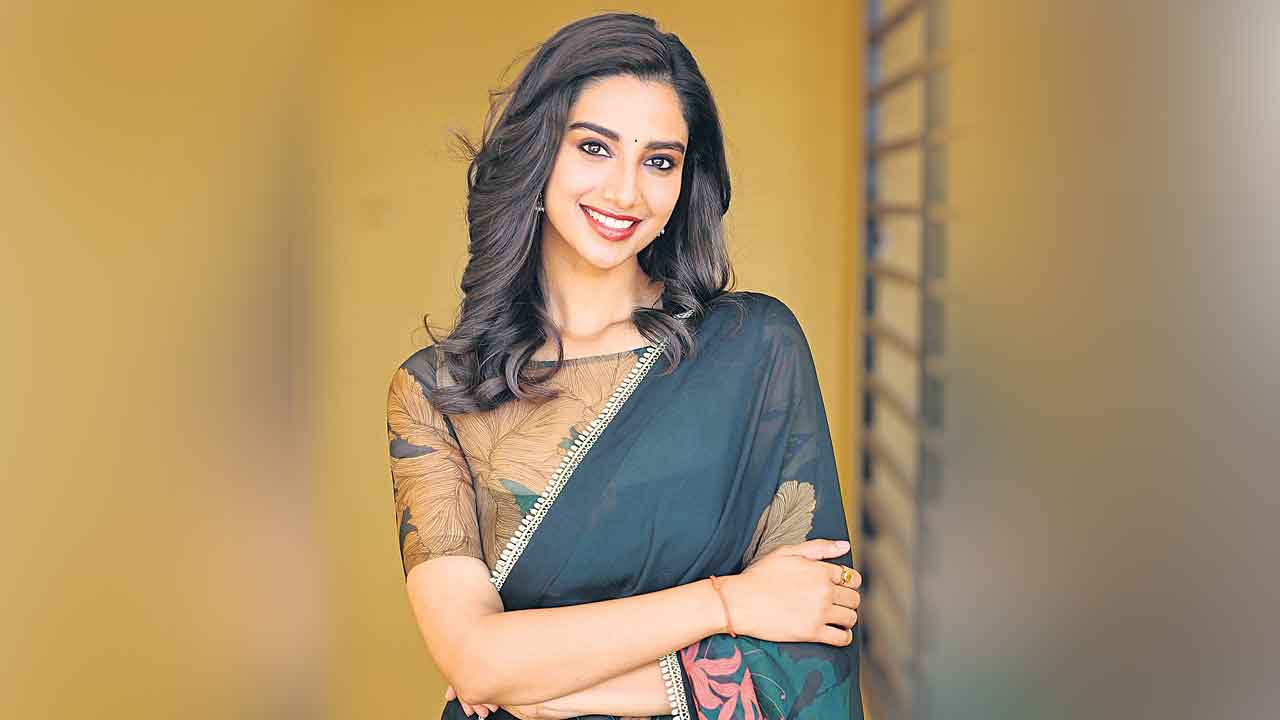 Meenakshi Chaudhary | అప్పట్లో నాకు అదే పెద్ద సమస్య.. ఏంటో అది?