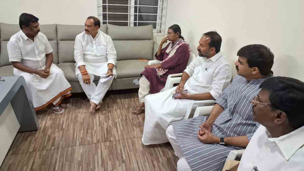 Achampet MLA | అచ్చంపేట ఎమ్మెల్యేను పరామర్శించిన మీనాక్షి నటరాజన్