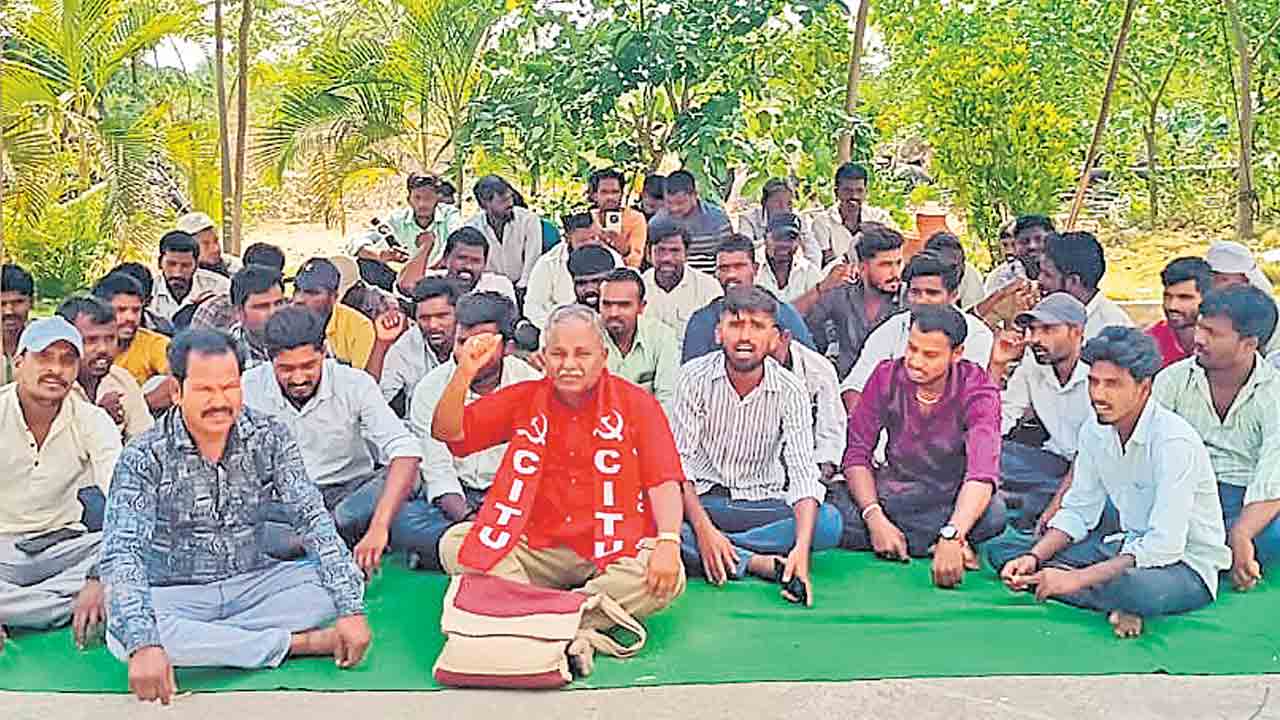 సీఎం ఇలాకాలో భగీరథ కార్మికుల సమ్మె