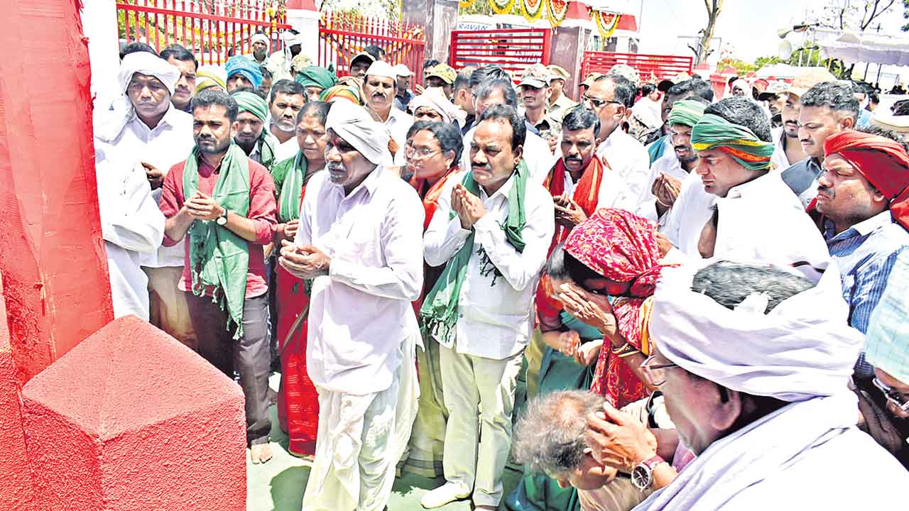 ఇంద్రవెల్లి అమరురులకు నివాలి