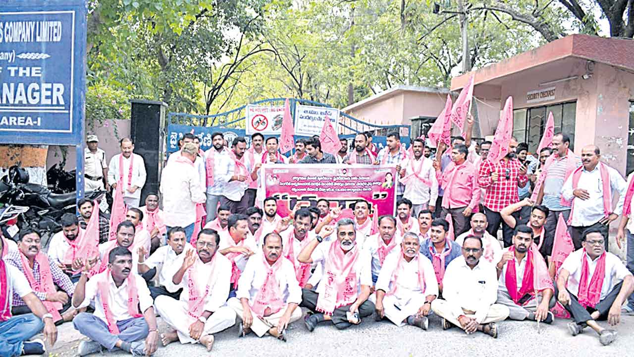 ప్రైవేటీకరణను నిలిపివేయాలి.. ఆర్జీ-1 కార్యాలయం ఎదుట ధర్నా