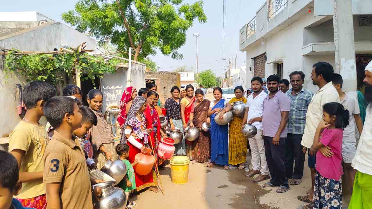 తాగునీటి కోసం గిరిజనుల ఆందోళన