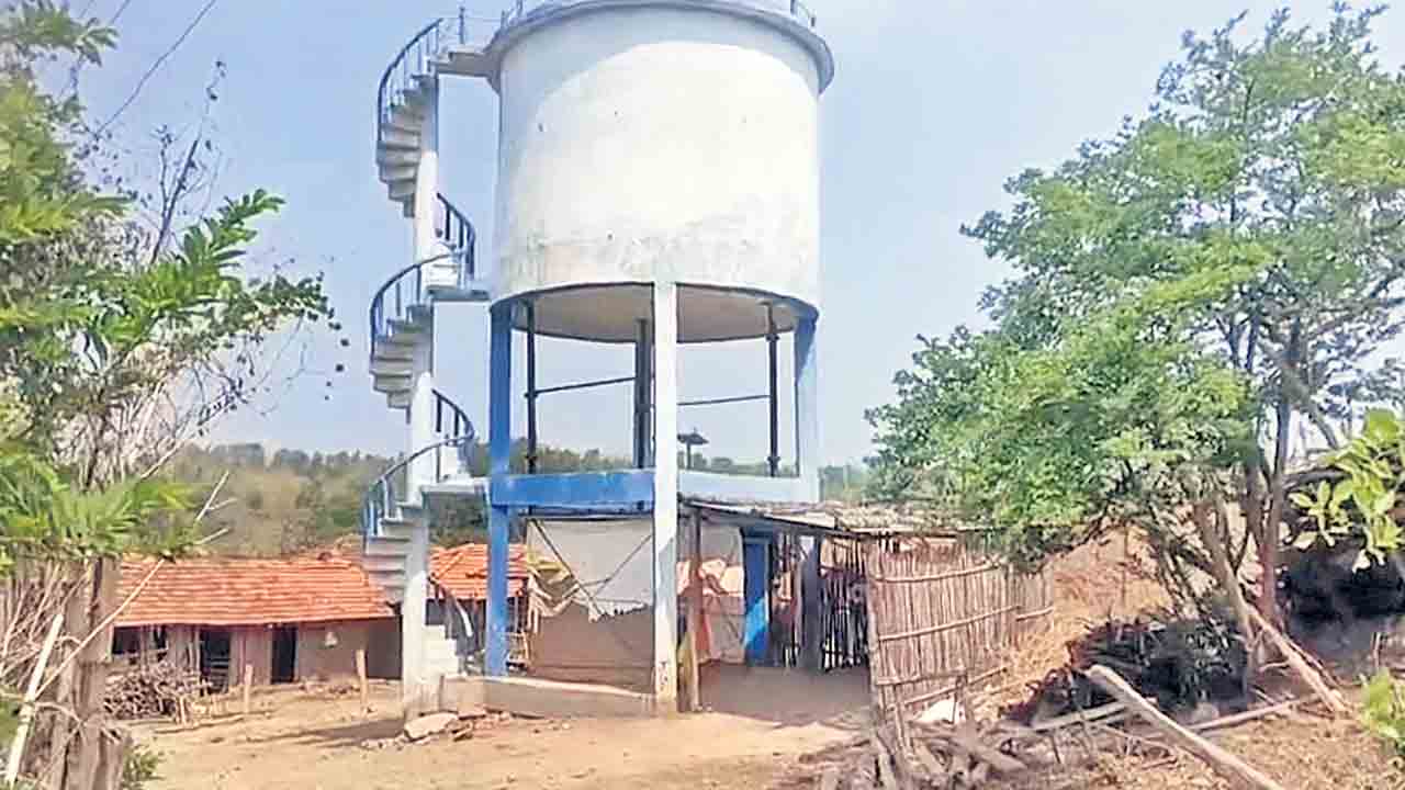 Grama Panchayati | వాటర్‌ ట్యాంక్‌ కిందే పంచాయతీ కార్యాలయం.. పట్టించుకోని అధికారులు, ప్రభుత్వం