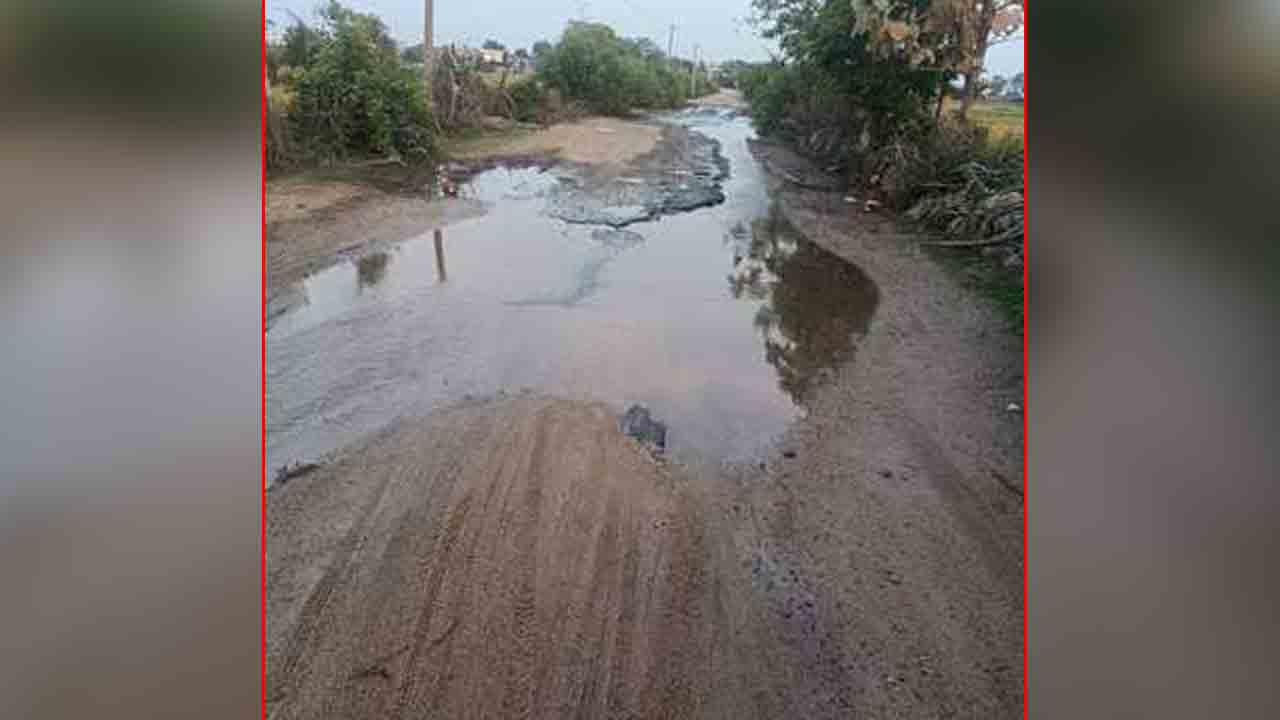 Mission Bhagiratha | రోడ్డుపై మిషన్‌ భగీరథ నీరు.. పట్టించుకోని అధికారులు