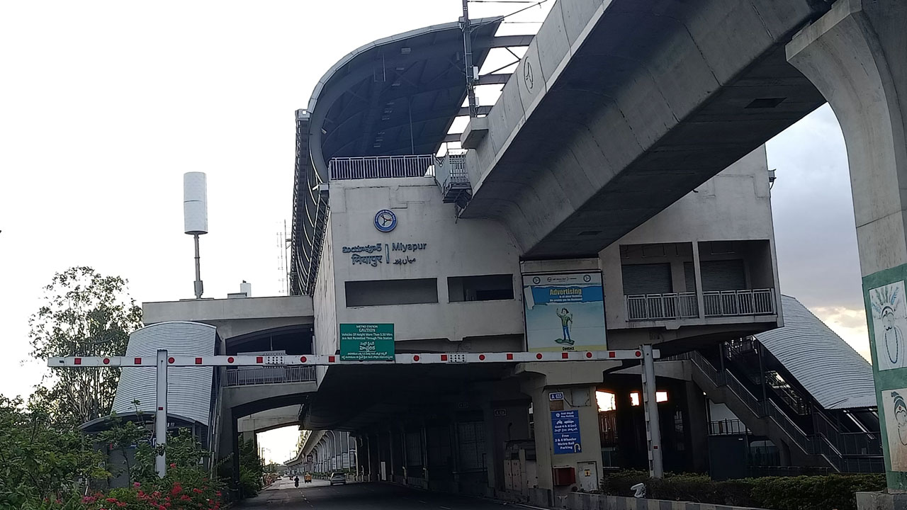 Miyapur | ట్రాఫిక్ సిబ్బందిపైకి దూసుకెళ్లిన లారీ.. కానిస్టేబుల్‌ మృతి