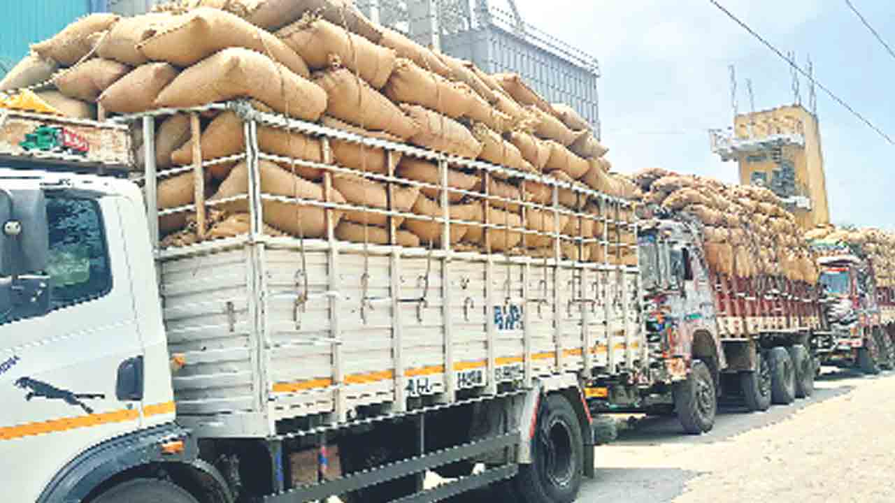 జిల్లాకు అక్రమంగా ఆంధ్ర ధాన్యం.. తక్కువ ధరకే నేరుగా మిల్లులకు