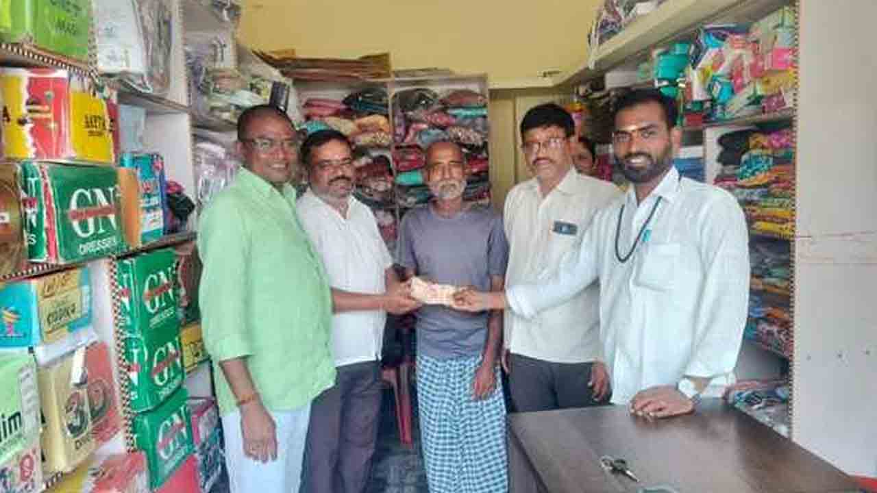 Nagarkurnool | నిజాయితీ చాటుకున్న లాండ్రీ షాప్ యాజమాని.. దొరికిన రూ. 28వేలు అప్పగింత
