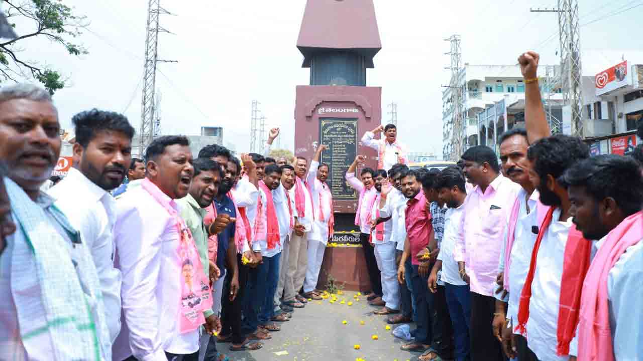 జెండా ఎత్తి.. దండు కట్టి