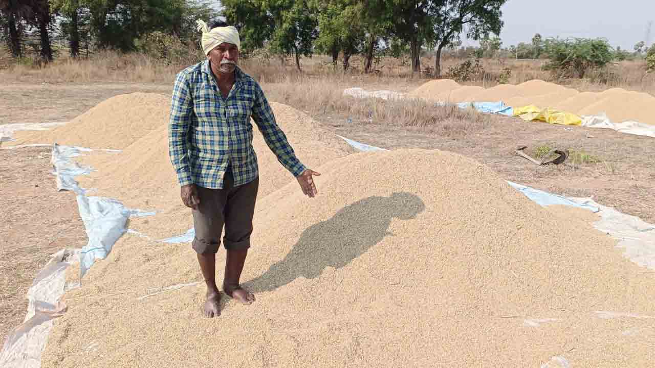 ఐకేపీలో దొంగలు పడ్డారు