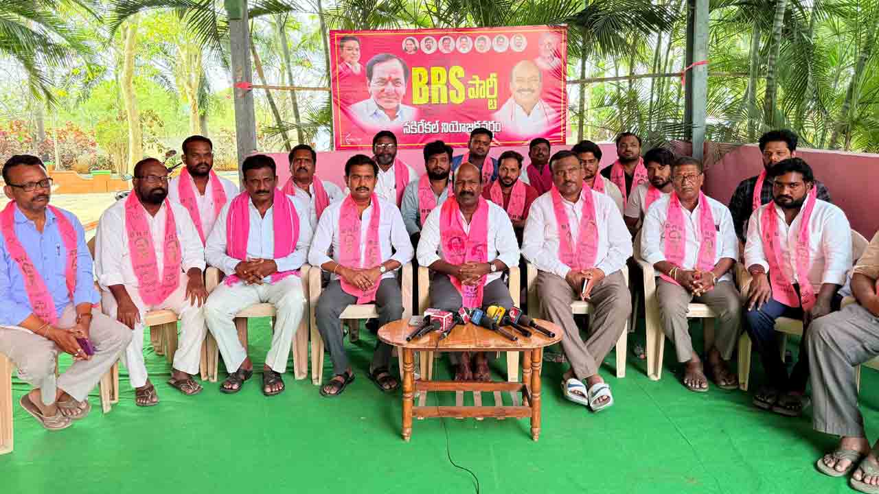 వరంగల్‌ సభకు వెళ్లకుండా ఇసుక లారీలు అడ్డుపెట్టిండ్రు