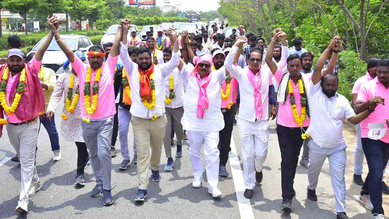 మండుటెండలోనూ ఉత్సాహంగా పాదయాత్ర