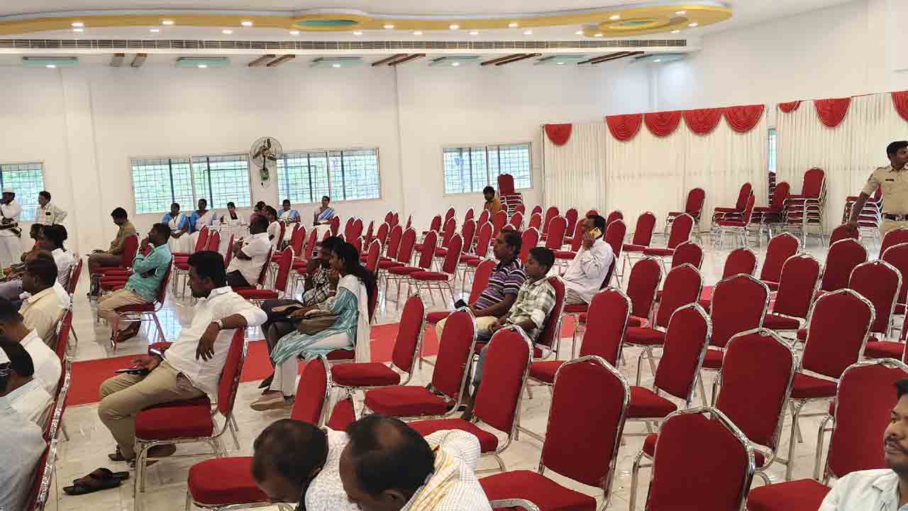 రైతులు లేని రైతు సదస్సు