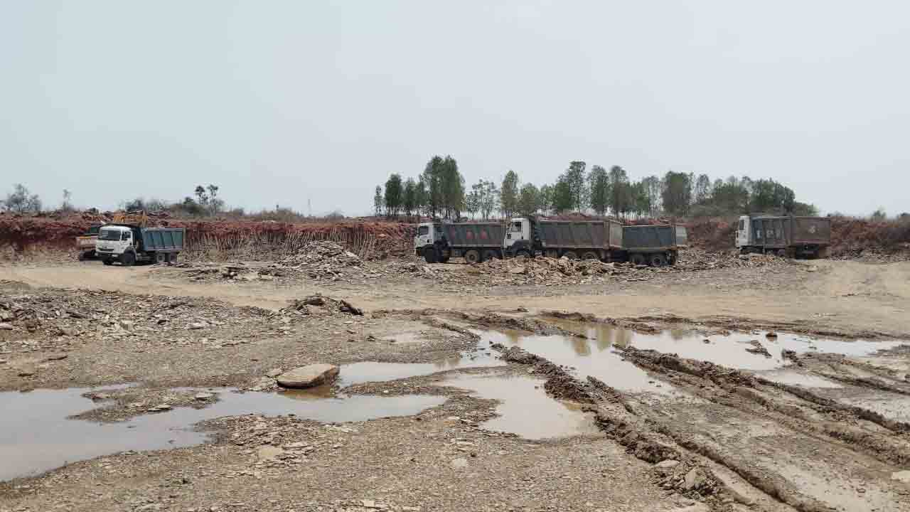 జాన్‌పహాడ్‌లో అక్రమంగా మట్టి తరలింపు