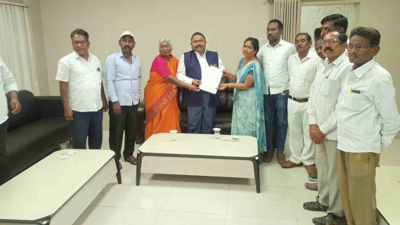 National SC Commission | మా ఇంటి స్థలాన్ని ఇప్పించండి సారూ.. జాతీయ ఎస్సీ కమిషన్ సభ్యుడికి బాధితుల మొర