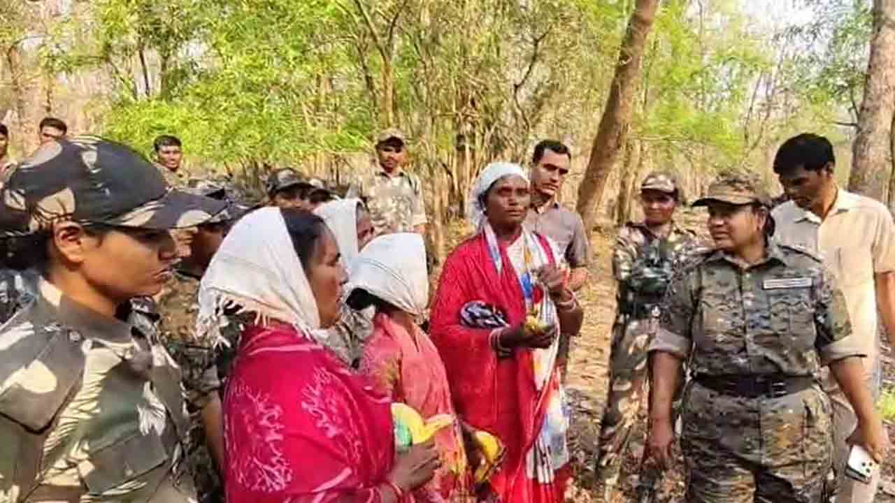 Nirmal | తెండు ఆకులకోసం వెళ్లి అడవిలో తప్పిపోయిన మహిళలు.. ఆరుగంటలు శ్రమించి రక్షించిన పోలీసులు
