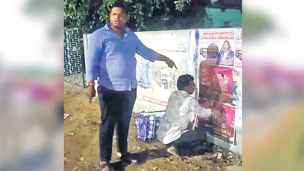 బీఆర్ఎస్ పోస్టర్ల చించివేత