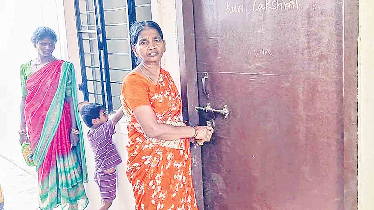 ‘డబుల్‌ ఇండ్ల’ స్వాధీనం