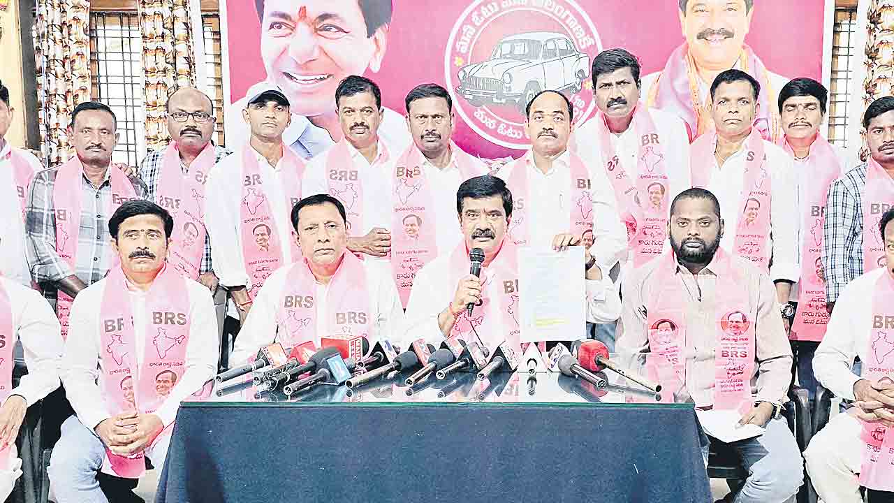 చెక్కుల పంపిణీలో రాజకీయాలొద్దు?