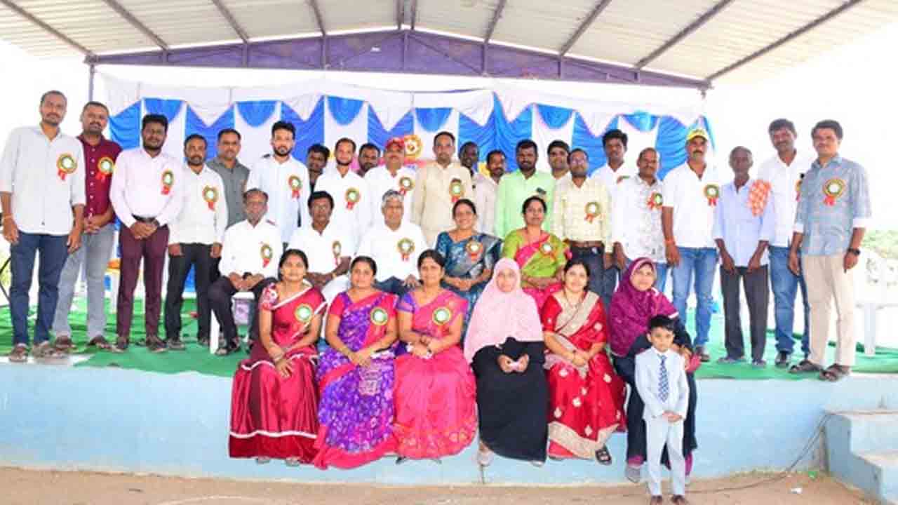 Ootkur | ఘనంగా పూర్వ విద్యార్థుల సమ్మేళనం.. విద్యాబుద్ధులు నేర్పిన గురువులకు సన్మానం