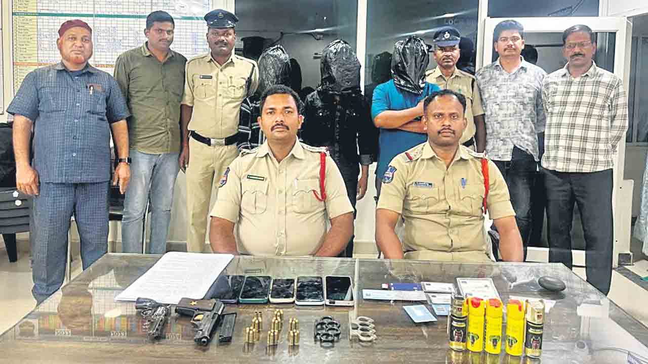 పిస్టల్‌, బుల్లెట్లు స్వాధీనం