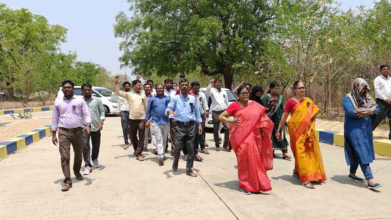 Regularization | ఒప్పంద అధ్యాపకులను క్రమబద్ధీకరించాలని నల్లబ్యాడ్జీలతో పాలమూరు వర్సిటీ అధ్యాపకుల నిరసన