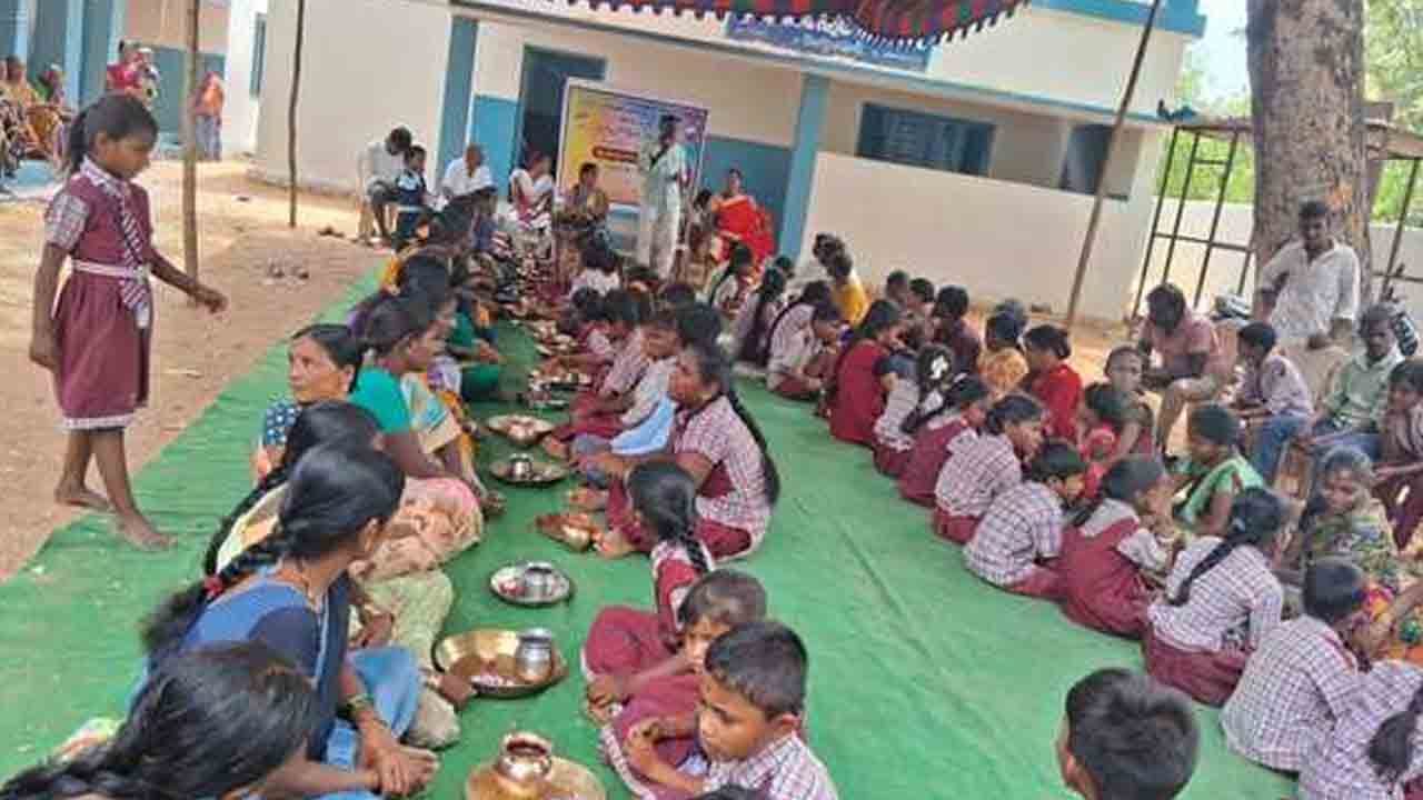 Padapuja | అమ్మానాన్నలు కనిపించే దేవుళ్లు.. మగ్ధంపూర్‌లో తల్లిదండ్రులకు పాద పూజ