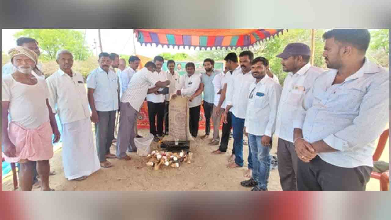 Paddy Centres | ప్రభుత్వ కొనుగోలు కేంద్రాల్లోనే ధాన్యాన్ని విక్రయించాలి