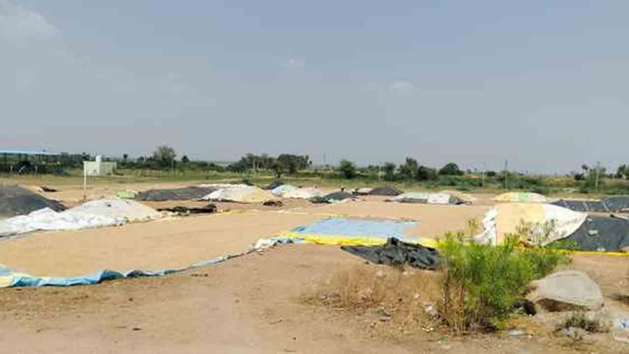 Paddy Centre | ఇదేం చోద్యం.. రాత్రి ధాన్యం కొనుగోలు ప్రారంభం.. తెల్లారే తొలగింపు