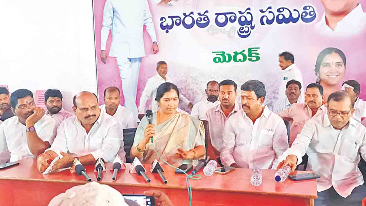 ఎమ్మెల్యే రోహిత్‌పై కేసు నమోదు చేయాలి