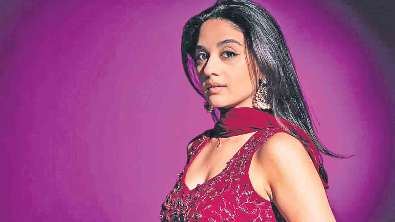 నేను పాకిస్థానీ కాదు .. ‘ఫౌజీ’ నాయిక ఇమాన్వీ