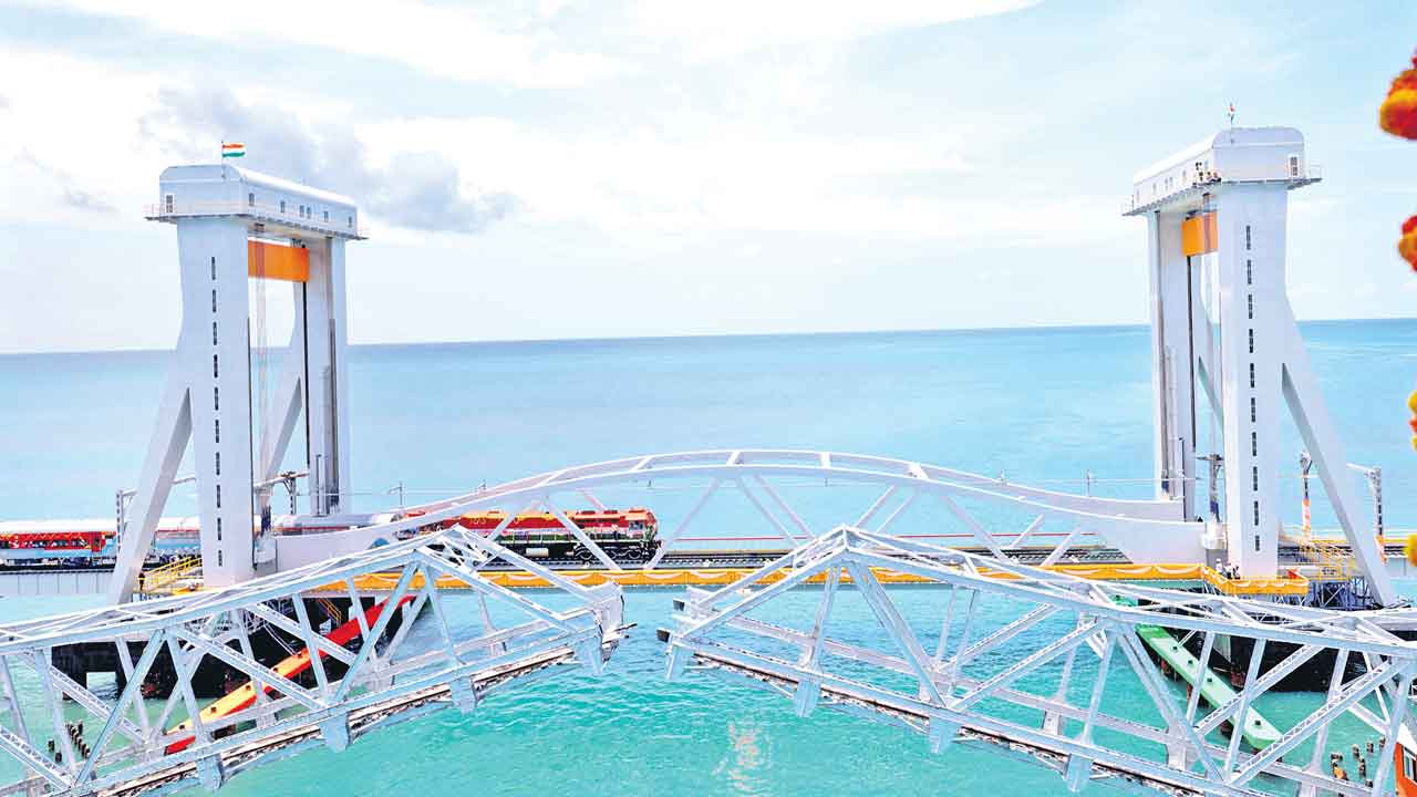 పాంబన్‌ బ్రిడ్జి ప్రారంభం.. జాతికి అంకితం చేసిన ప్రధాని