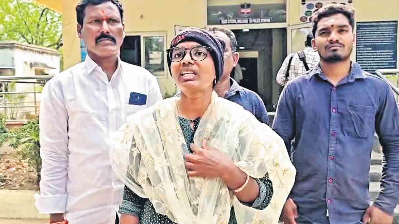 Priyanka | అనర్హులకు ఇండ్లు ఇవ్వాలని దౌర్జన్యం.. కాంగ్రెసోళ్ల వేధింపులు భరించలేక వెళ్లిపోయా: పంచాయతీ కార్యదర్శి ప్రియాంక