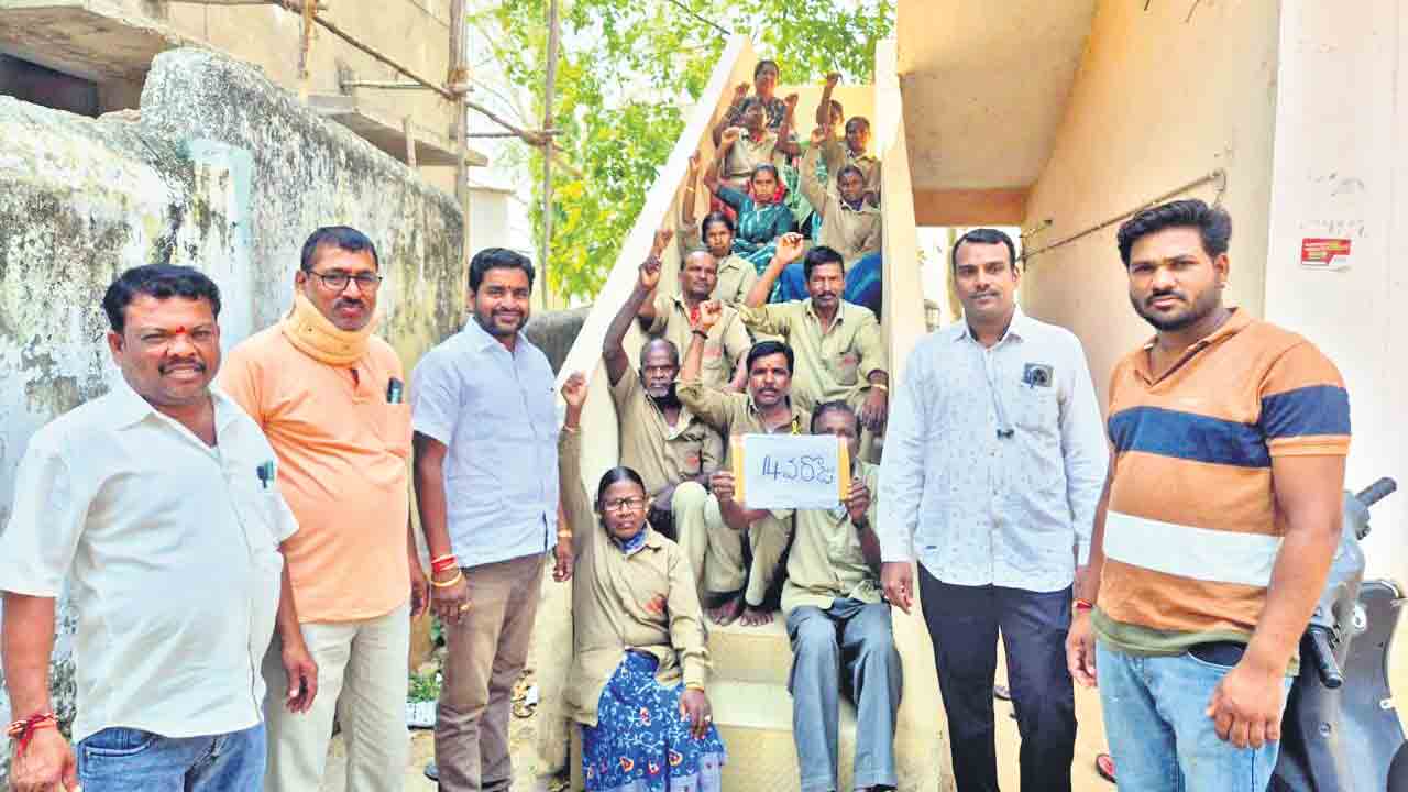 వేతనాలు సకాలంలో చెల్లించండి