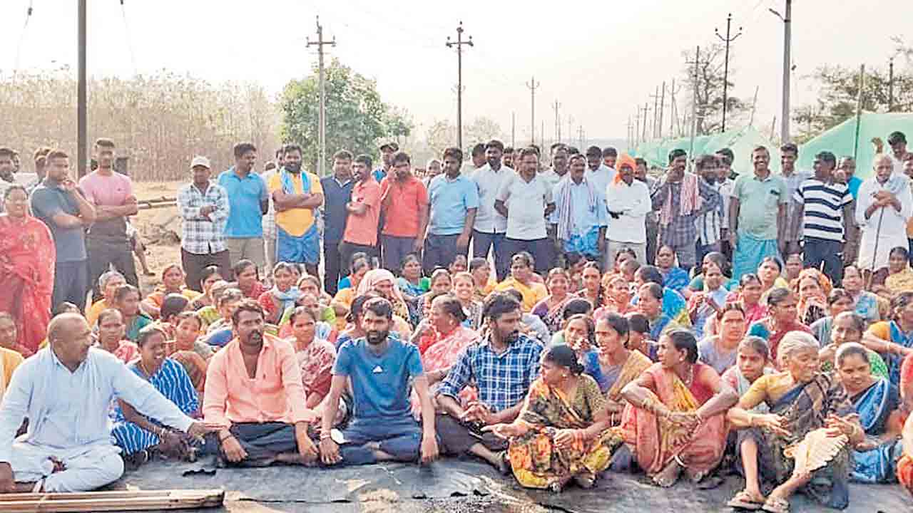 ఉపాధి లేక.. ఉపాసముంటున్నం..