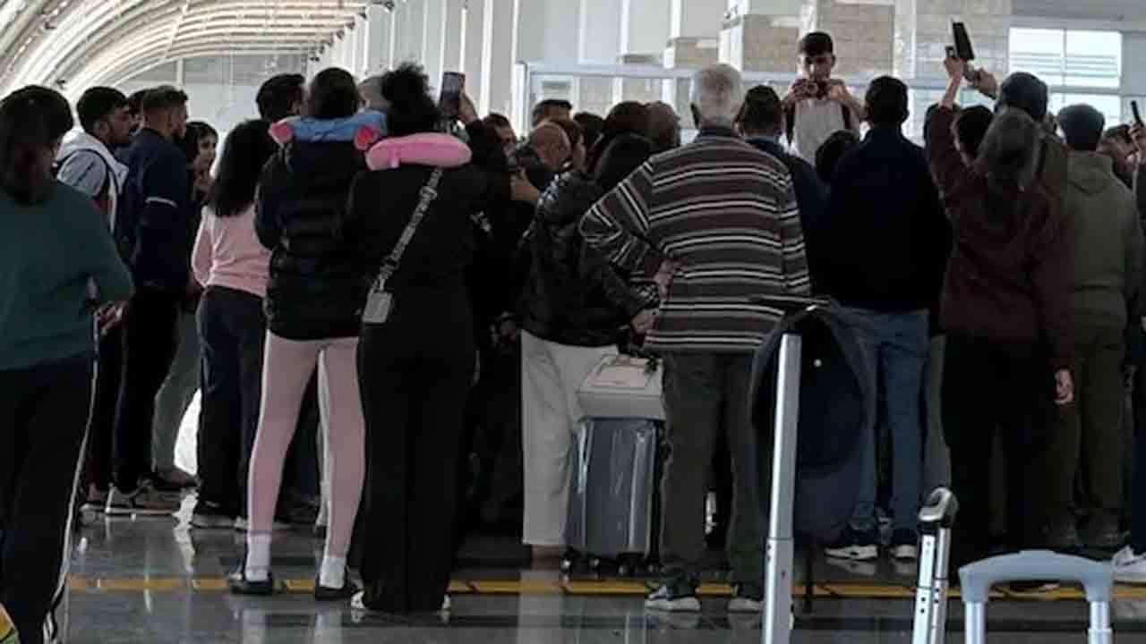 Passengers | 40 గంటలుగా తుర్కియే ఎయిర్‌పోర్ట్‌లోనే.. వసతుల లేమితో భారతీయ ప్రయాణికుల అవస్థలు